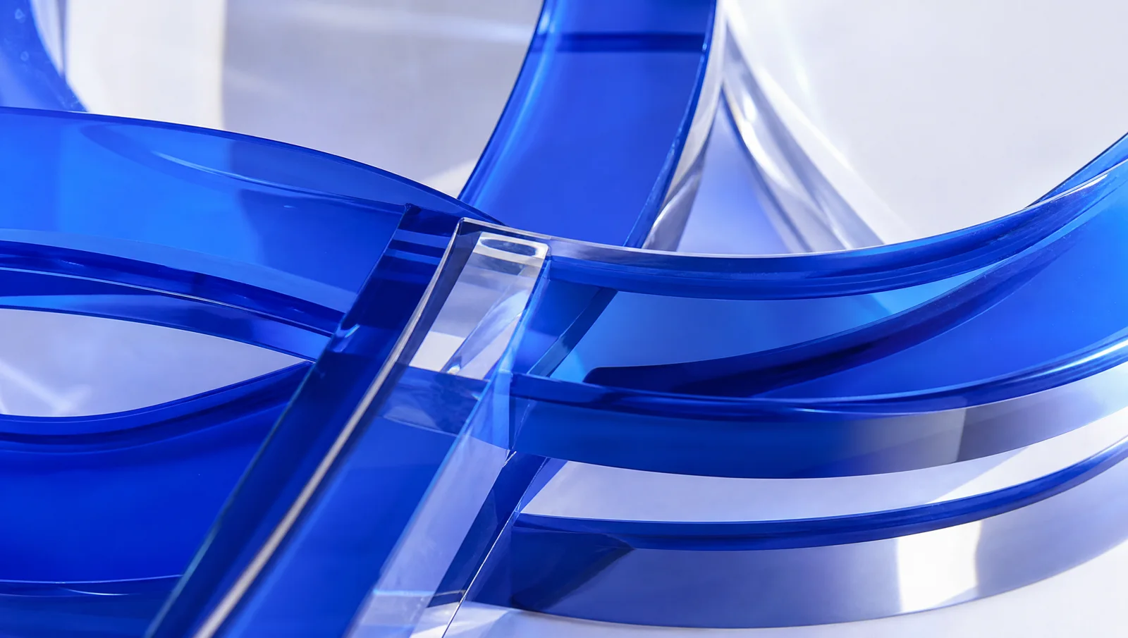 Formas abstratas em tons de azul.